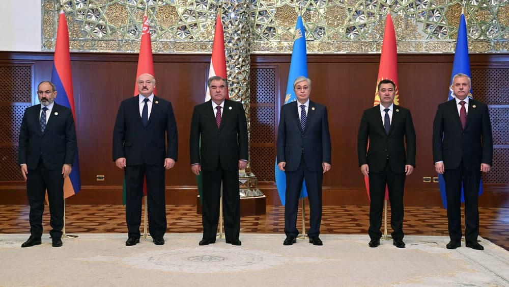Садыр Жапаров прибыл во «Дворец нации» Душанбе для участия в саммите ОДКБ