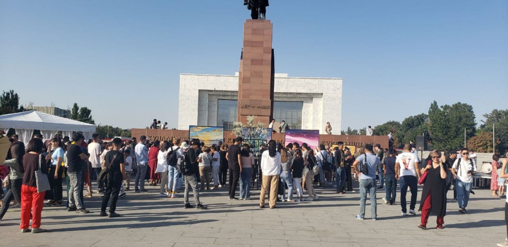 На площади Ала-Тоо проходит творческая акция "Ветер перемен" в честь 65-летия Алмазбека Атамбаева