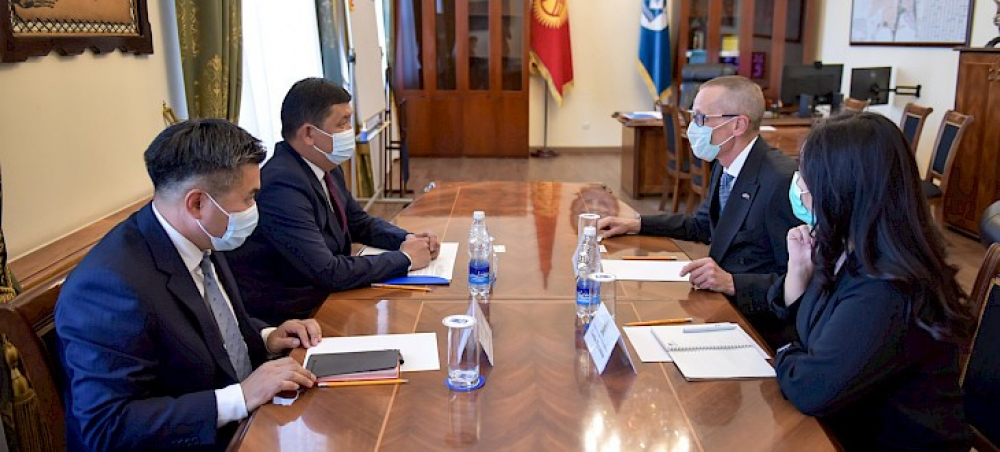 Мэр Бишкека обсудил с послом Великобритании в КР проблемы экологии