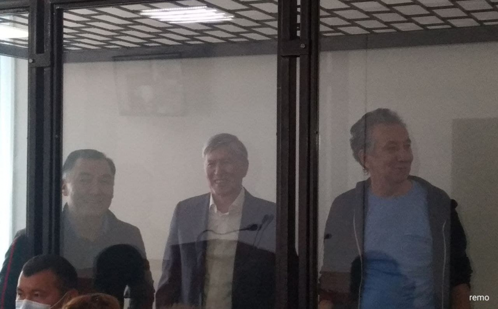Алмазбека Атамбаева и Фарида Ниязова доставили в суд (видео)