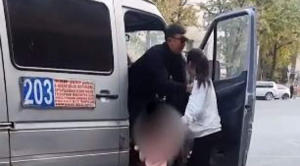 Оштрафовали фирму-перевозчика, где работал водитель, не впустивший девушку с ребенком в салон