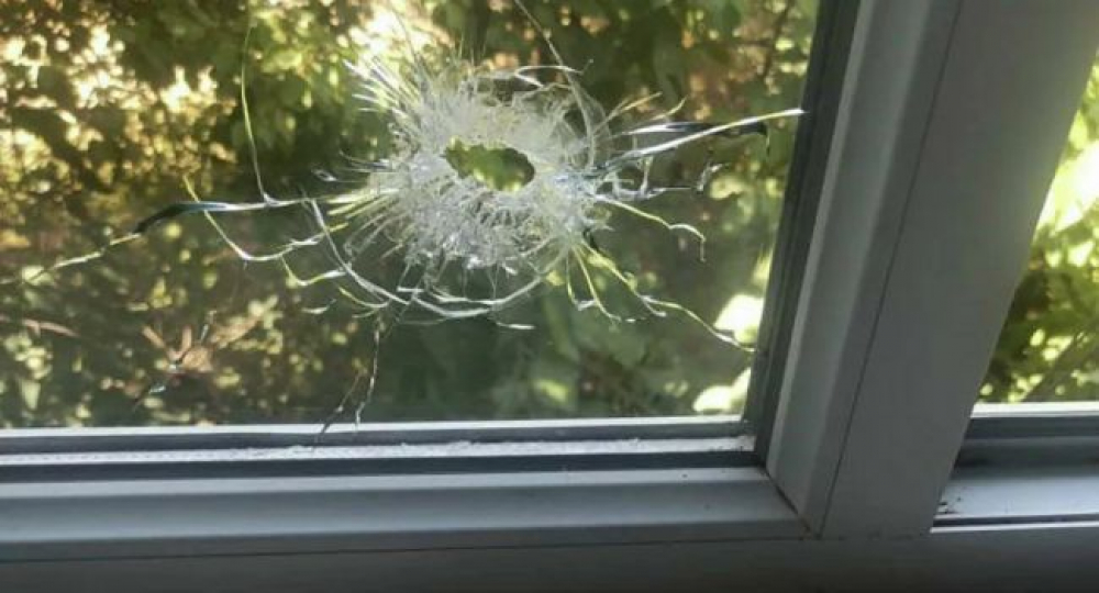В Кара-Балте неизвестный открыл огонь по жилому дому, пуля попала в окно