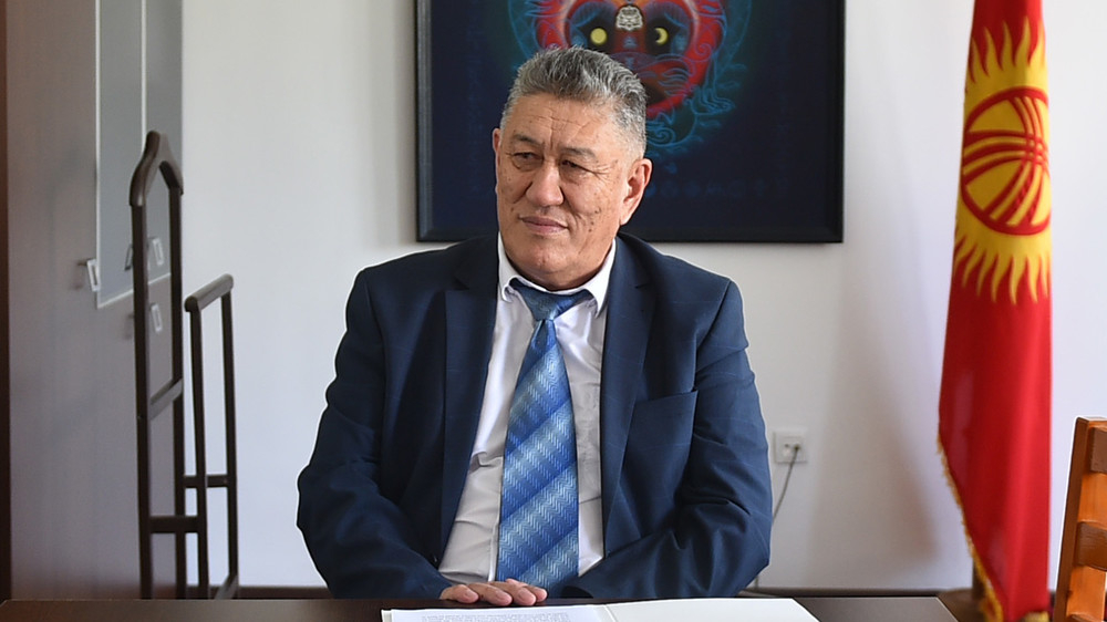 Чолпонбек Абыкеев ушел с поста госсекретаря из-за Акылбека Жапарова