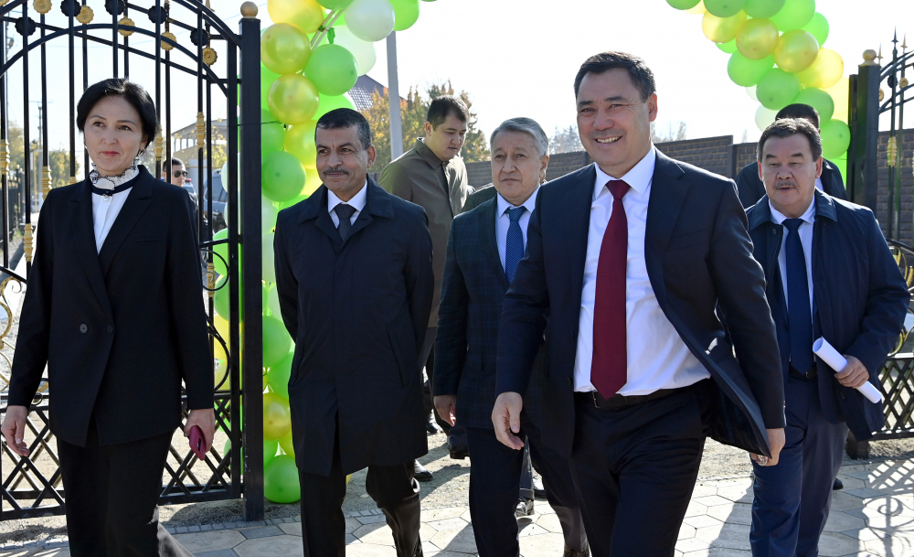 Садыр Жапаров открыл школу в селе Мыкан, построенную за 9 месяцев