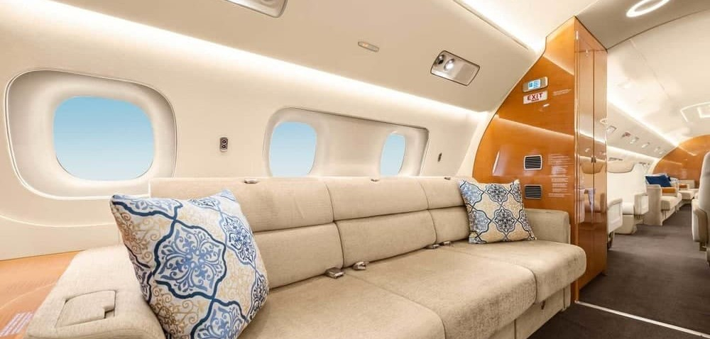 Как выглядит частный самолет для Садыра Жапарова, и сколько стоит полет?