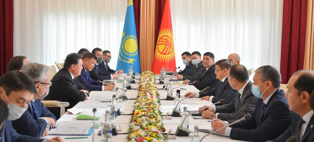 Казахстан рассмотрит возможность открытия наземных границ для кыргызстанцев