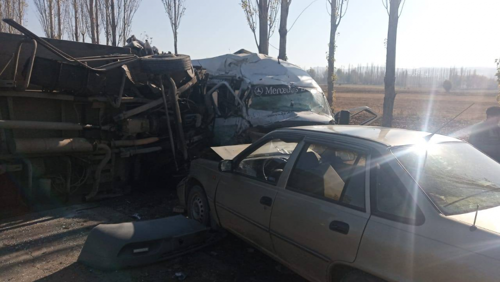 На трассе Бишкек - Ош в аварии погибли 7 человек, 9 человек пострадали