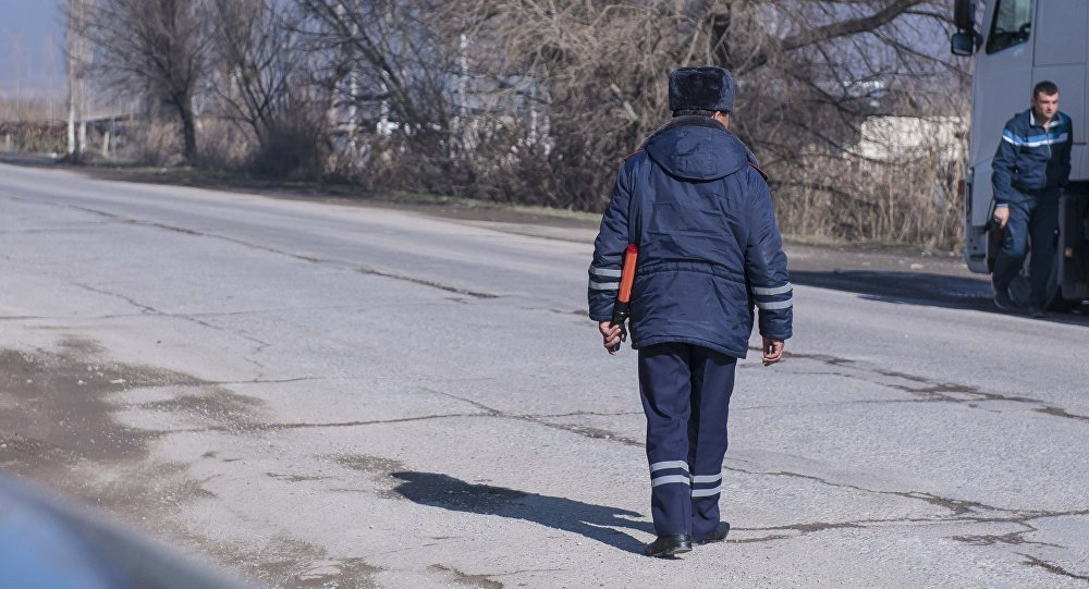 В Бишкеке водитель такси "провез" на капоте патрульного инспектора
