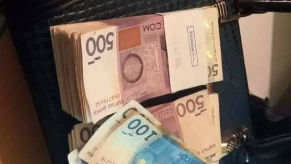Возле штаба партии "Ата-Журт Кыргызстан" нашли сумку, набитую деньгами