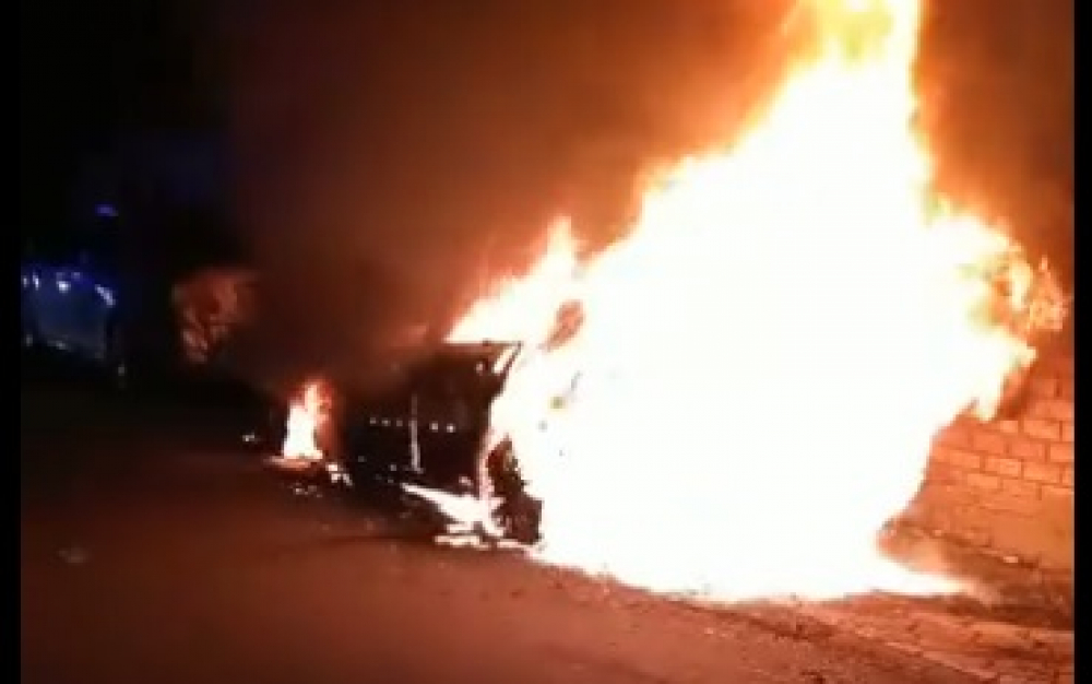 В Бишкеке ночью сгорели две автомашины