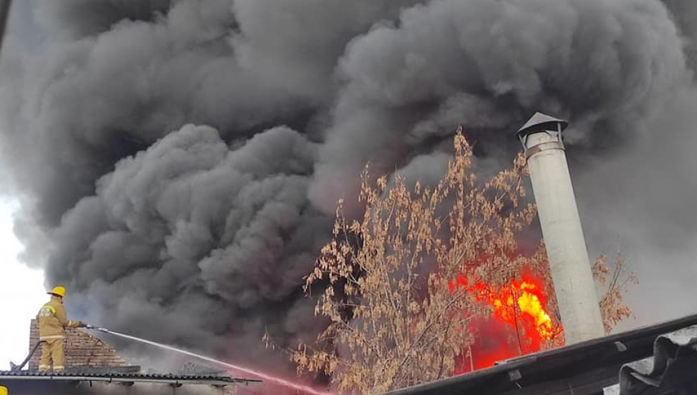 В Бишкеке произошел крупный пожар на складе ГСМ