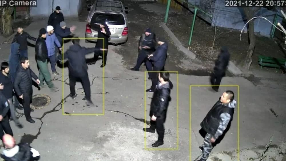 В Бишкеке неизвестные устроили стрельбу на улице