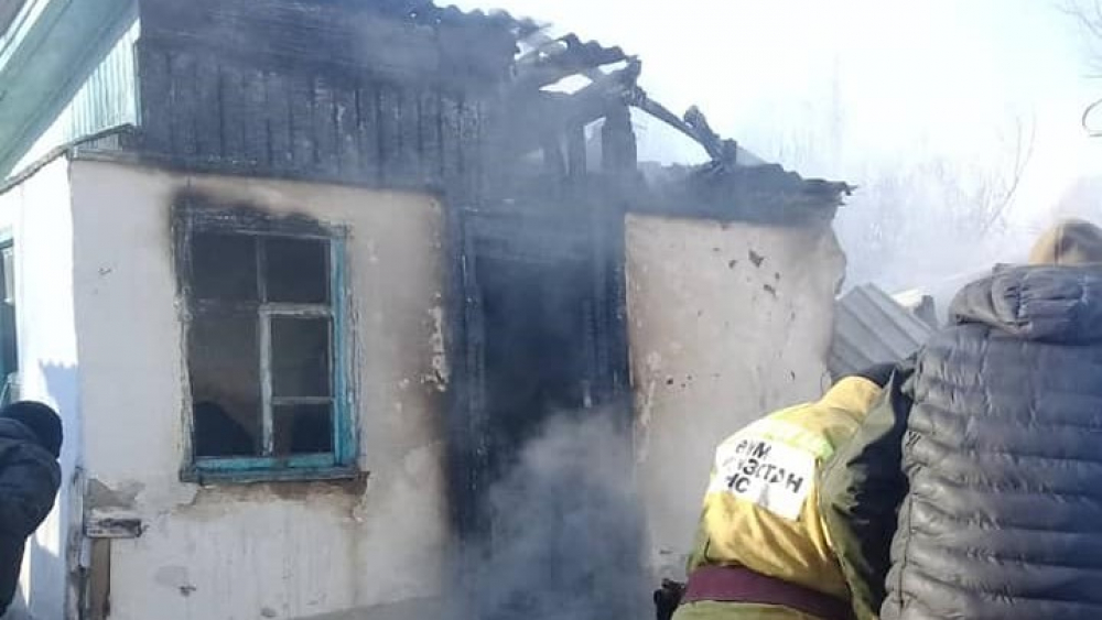 При пожаре в частном доме в Караколе погибли трое детей