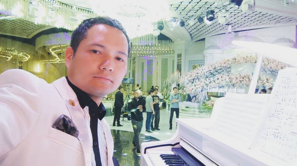 В Казахстане избит и задержан известный кыргызстанский музыкант Викрам Рузахунов