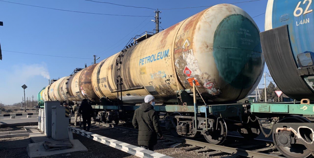 В Бишкеке на ж/д переезде грузовой поезд насмерть сбил мужчину