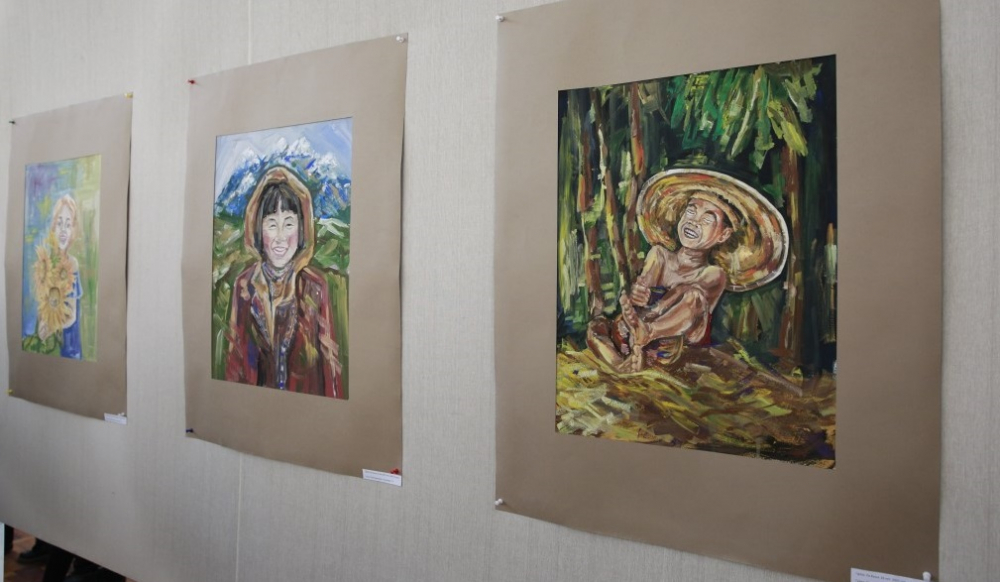 В Бишкеке проходит выставка «Взгляд юного художника»