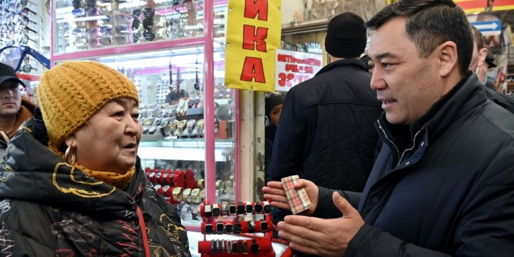 Садыр Жапаров провел «живой диалог» по введению ККМ с торговцами столичных рынков