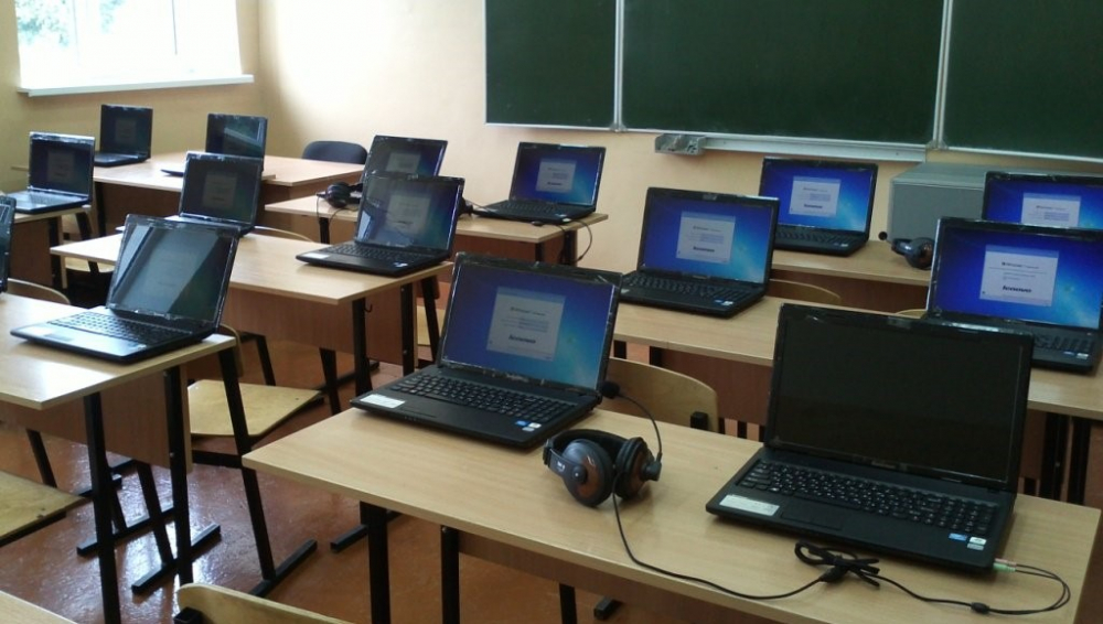 1 200 школ и 8 педколледжей Кыргызстана получат компьютеры и оргтехнику