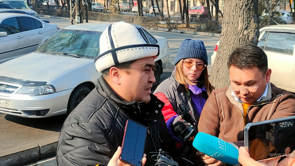 Журналист Семетей Талас уулу вышел из здания ГКНБ