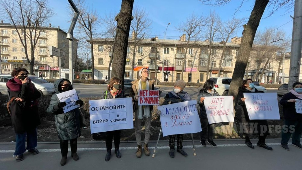 В Бишкеке возле Посольства РФ снова проходит митинг против агрессии в отношении Украины