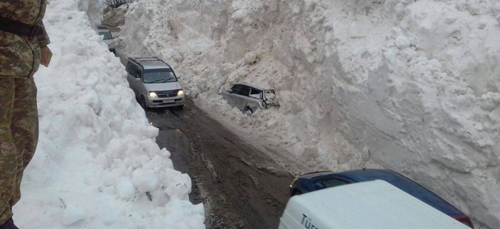 На трассе Бишкек — Ош сошла лавина, дорога временно закрыта