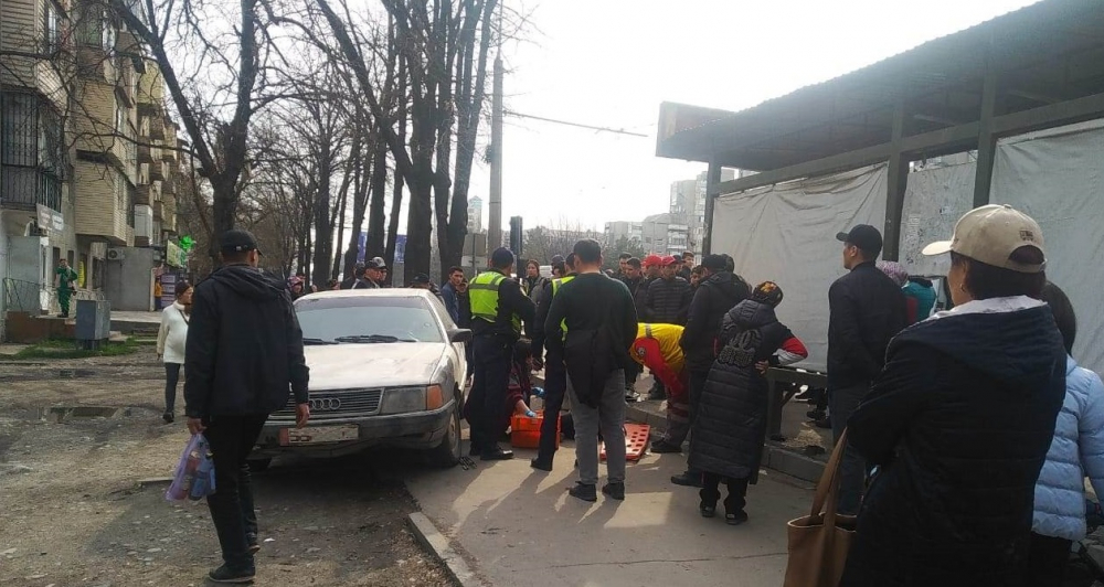 В Бишкеке водитель не справился с управлением и сбил людей на остановке