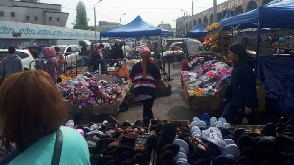 Мэрия Бишкека обещает выдать стихийным торговцам места внутри Ошского рынка