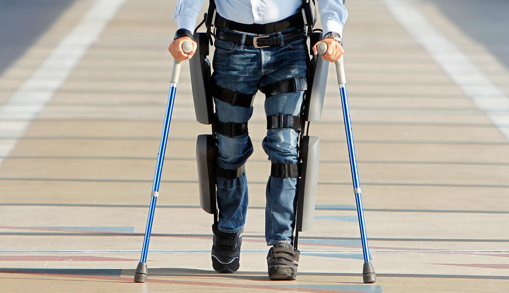 В Бишкек привезли экзоскелет. Он поможет людям с ОВЗ восстановить способность ходить и стоять