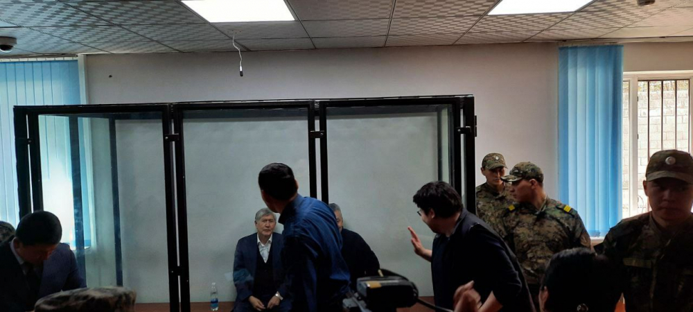 Алмазбеку Атамбаеву стало плохо на заседании суда