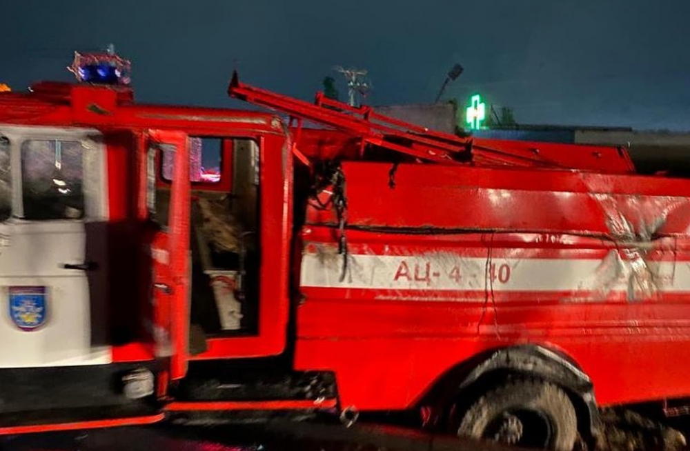 В жилмассиве «Ак-Босого» легковой автомобиль врезался в пожарную машину