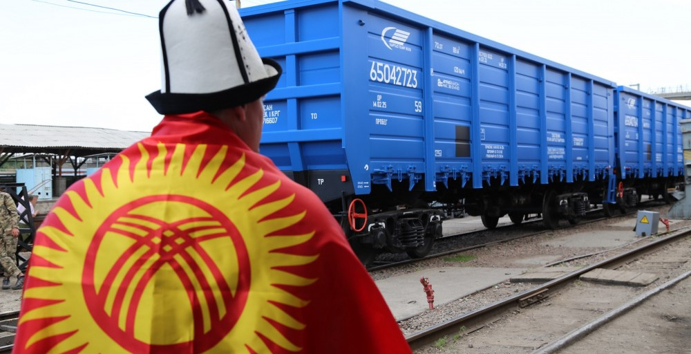 Спортсмен установил новый рекорд Кыргызстана по перемещению ж/д вагона