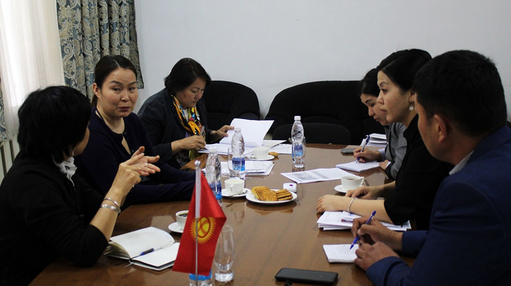 Омбудсмен Кыргызстана выступила против дискриминации врачей