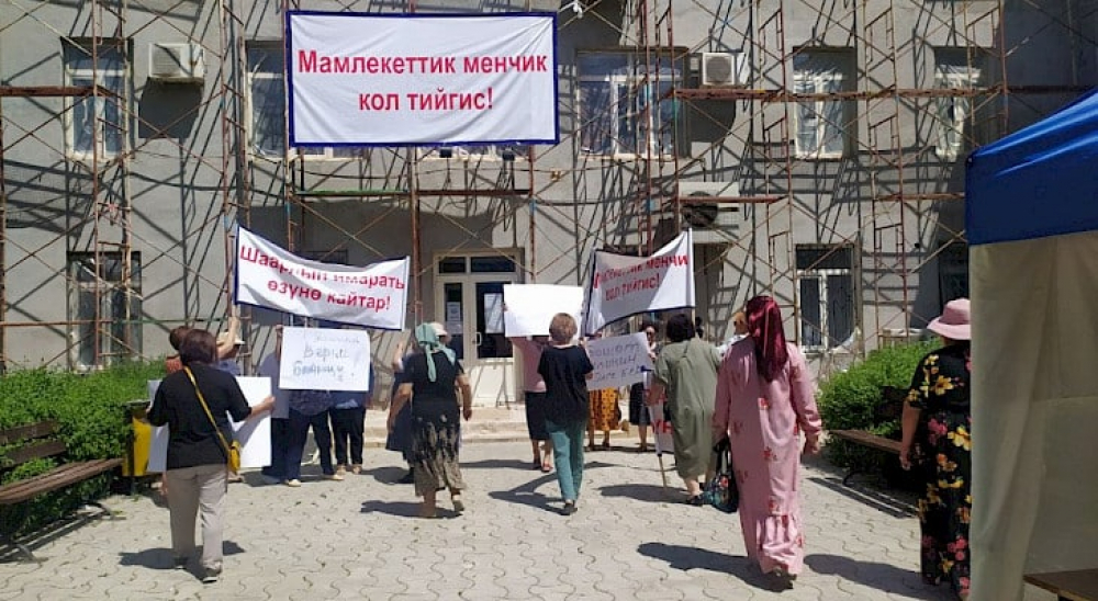 Митингующие  требуют вернуть государственную больницу государству, - Алмазбек Исманкулов
