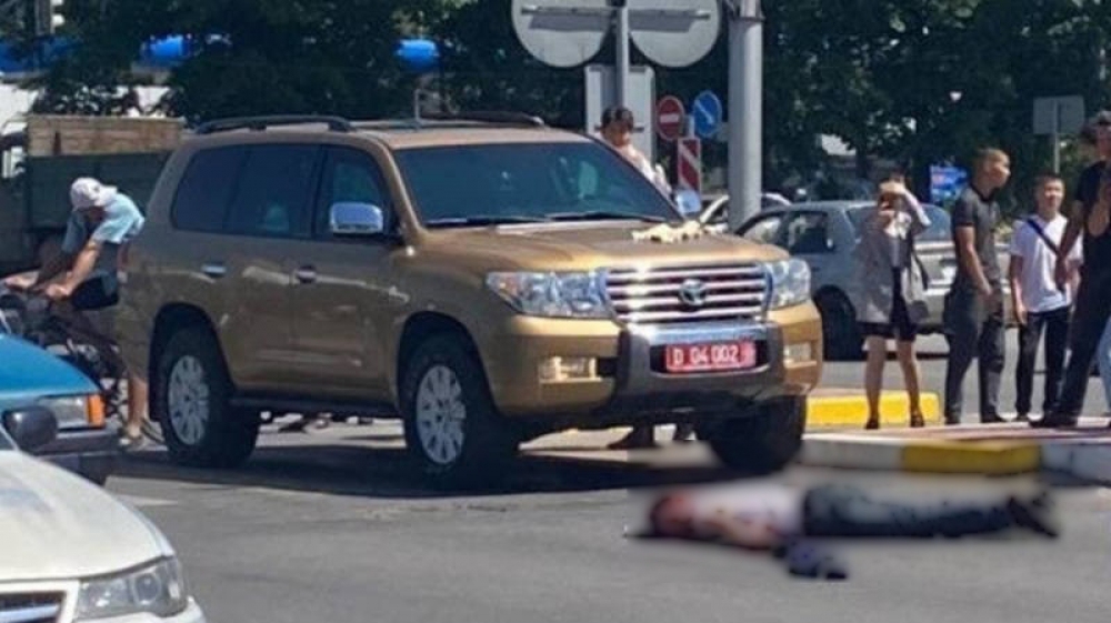 В Бишкеке машина с дипномерами сбила пешехода