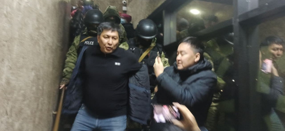 Журналисты Temirov Live выяснили, кто курировал задержание и обыск в офисе расследователей