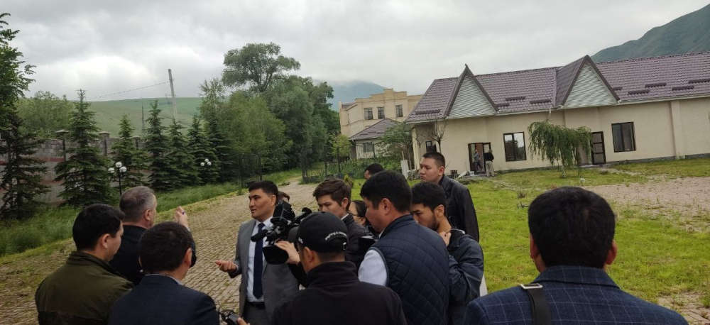 Сотрудники ФУГИ проникли в дом Атамбаева без решения суда. Милиция зарегистрировала факт