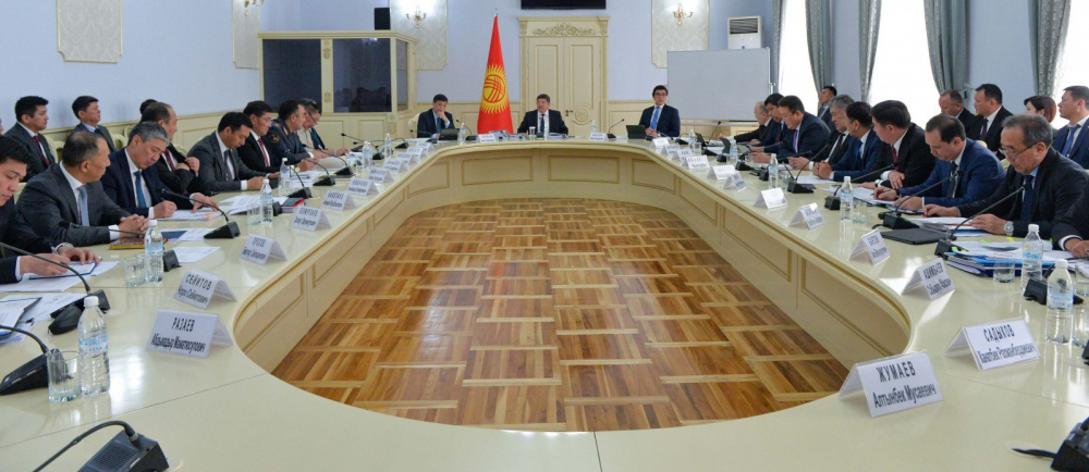 Кабмин вводит временный запрет на вывоз сахара из Кыргызстана