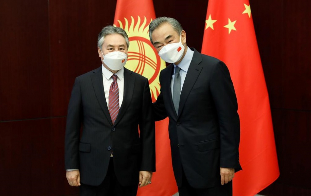 Кыргызстан и Китай договорились увеличить товарооборот через госграницу и возобновить авиарейсы