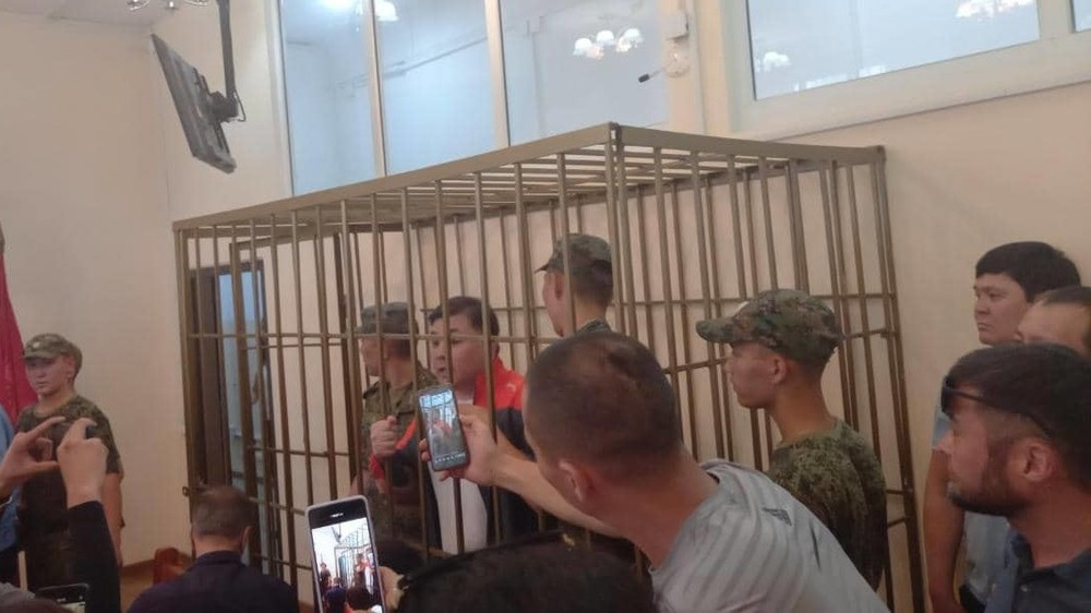Потасовка в горсуде: Мелиса Аспекова пытались силой вывести из зала суда