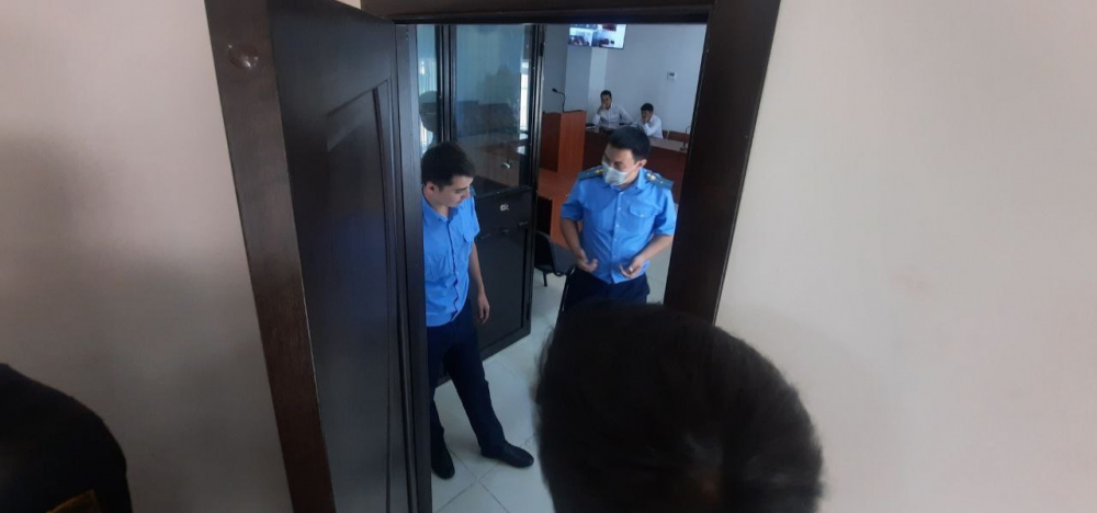 Алмазбека Атамбаева доставили в суд, но вскоре вывели из зала и увезли