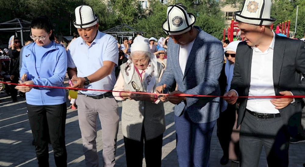 От депутата ЖК до акима. Целая свита чиновников открыла во дворе дома в Бишкеке детскую площадку