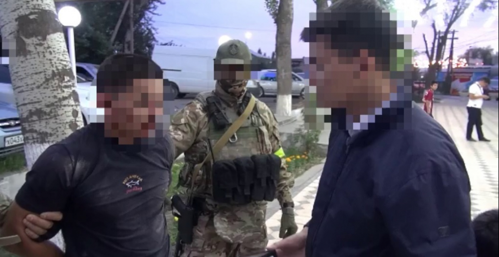 В Сузакском районе при получении взятки задержаны сотрудники ОВД