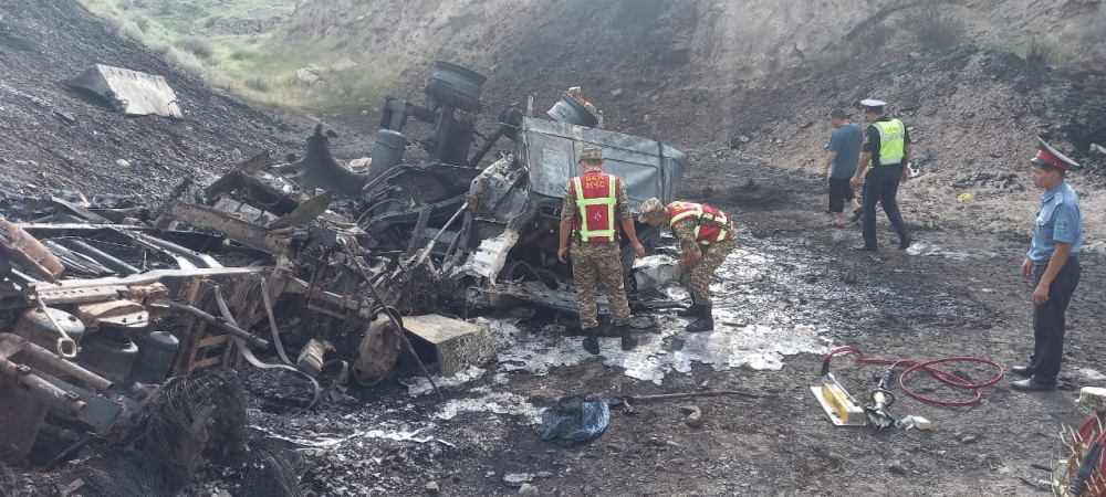 В Таш-Кумыре на трассе загорелся бензовоз, водитель погиб