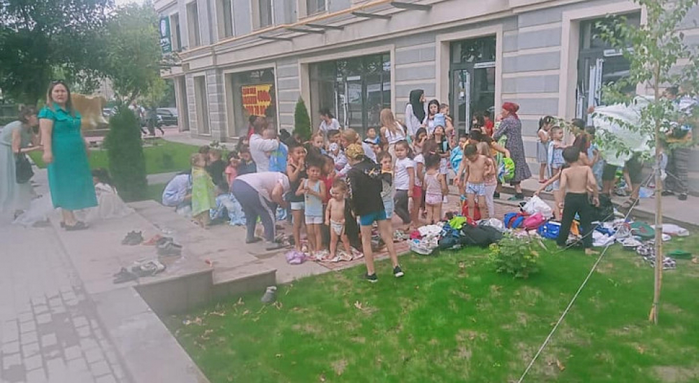 В Бишкеке загорелся детский сад «Дастан». Детей эвакуировали