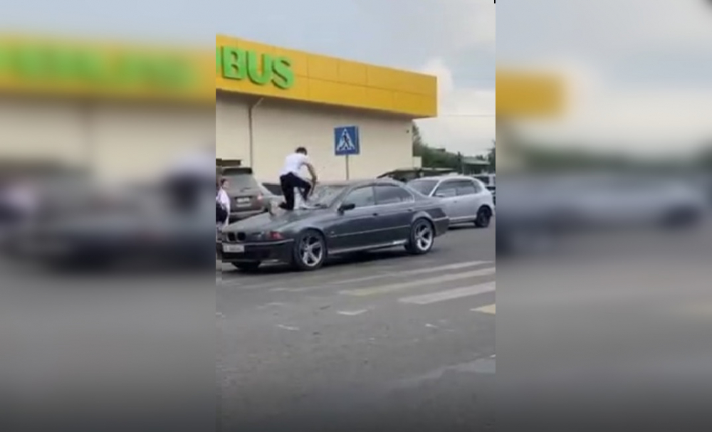 Милиция ищет парня, разбившего лобовое стекло автомобиля возле "Глобуса"