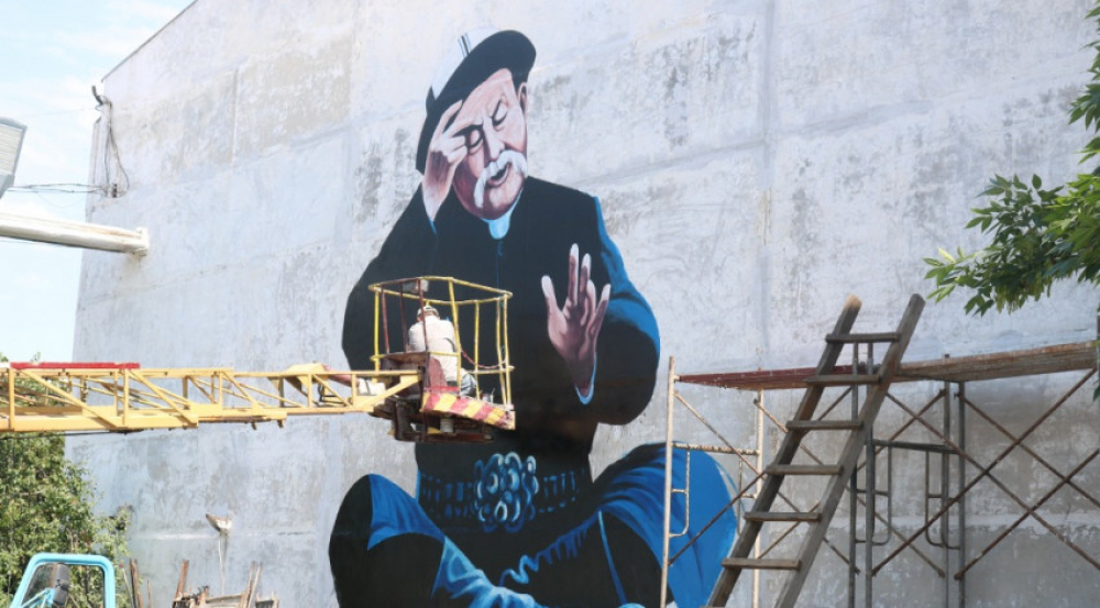 В Бишкеке на здании «Бишкектеплоэнерго» появится мурал с изображением манасчы Саякбая Каралаева