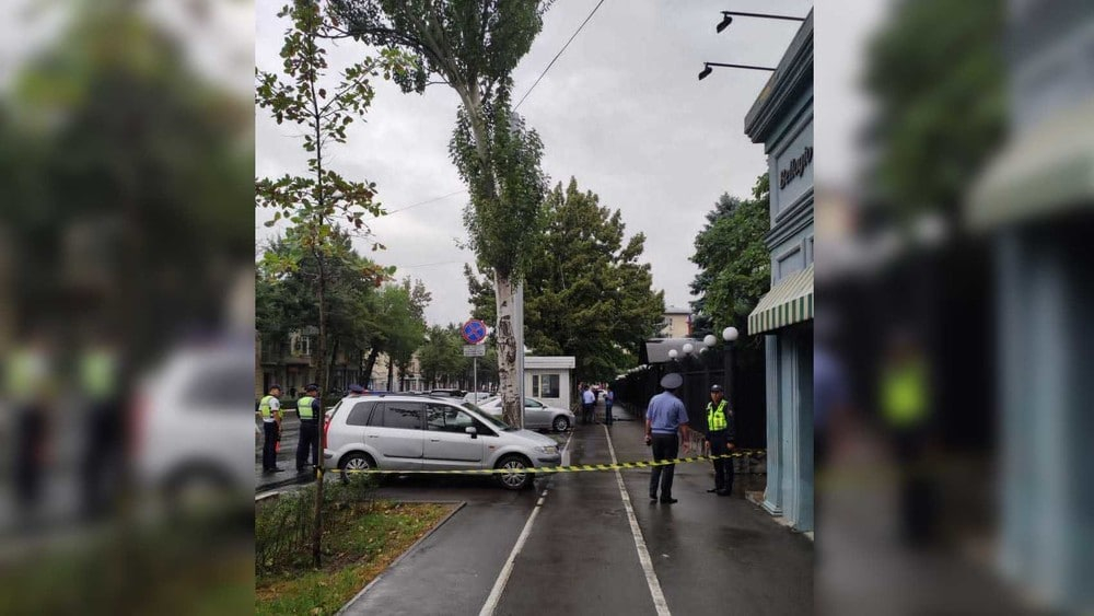 Неизвестный заявил в милицию о якобы заложенной бомбе в здании посольства России в Бишкеке
