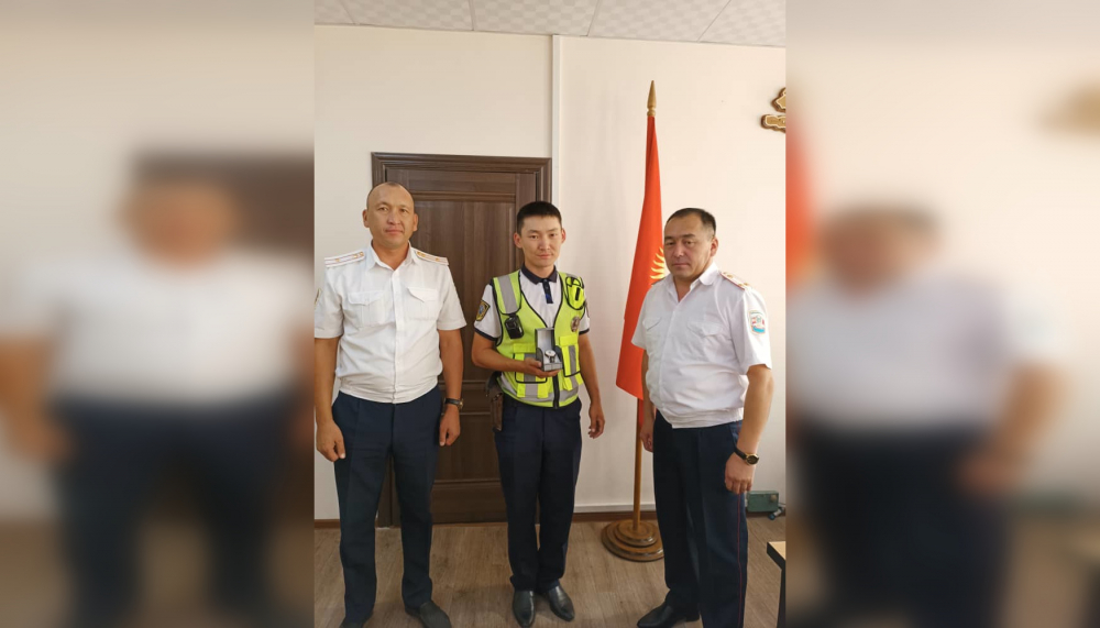 В Бишкеке наградили сотрудника патрульной милиции, спавшего мужчину на рельсах