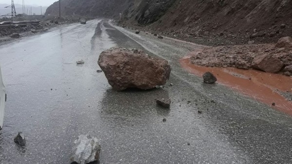 Участок дороги Бишкек - Ош расчищен после камнепада, проезд открыт
