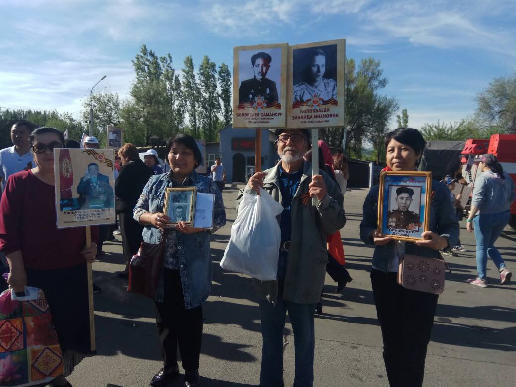 По ходу движения «Бессмертного полка» в Бишкеке к колонне присоединяются новые участники
